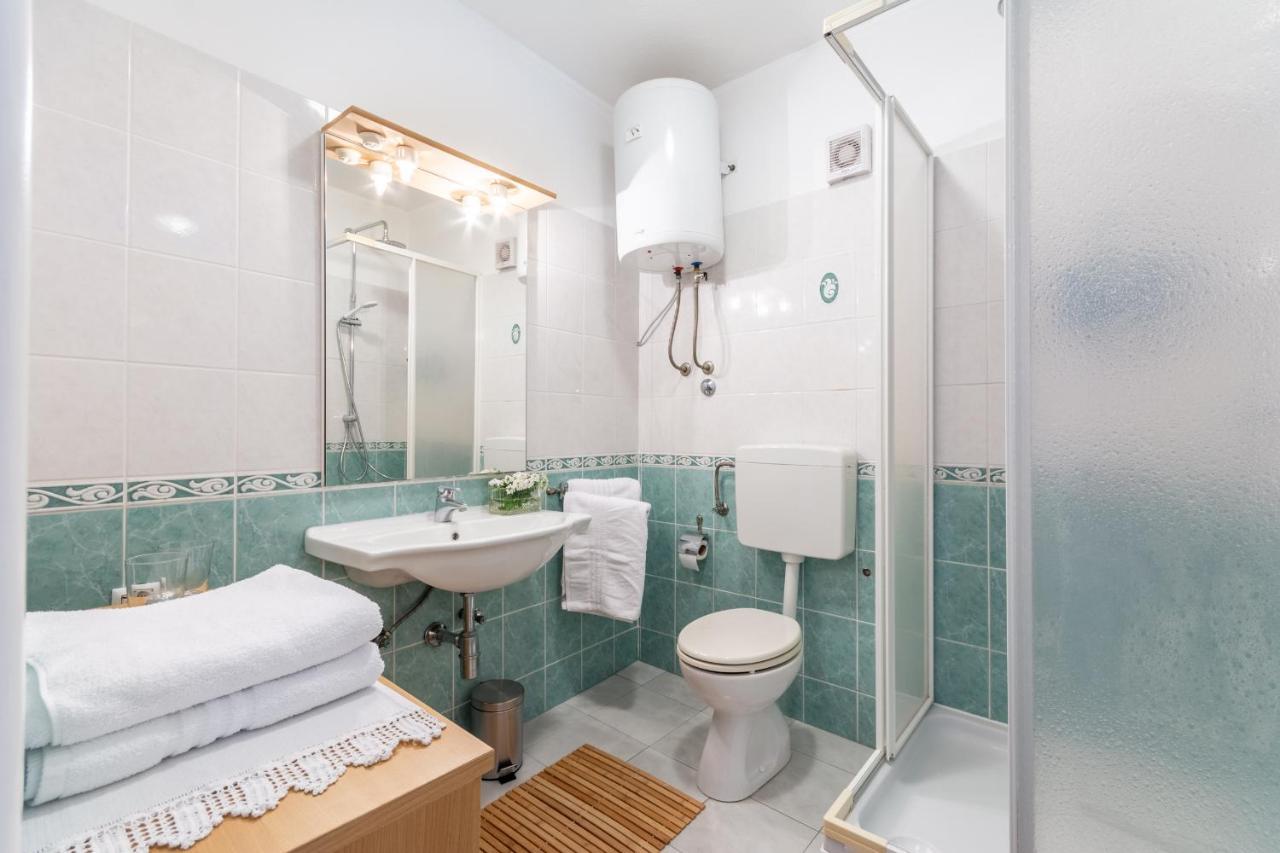 Apartment Lota With Heated Pool On Top Location Supetar Zewnętrze zdjęcie
