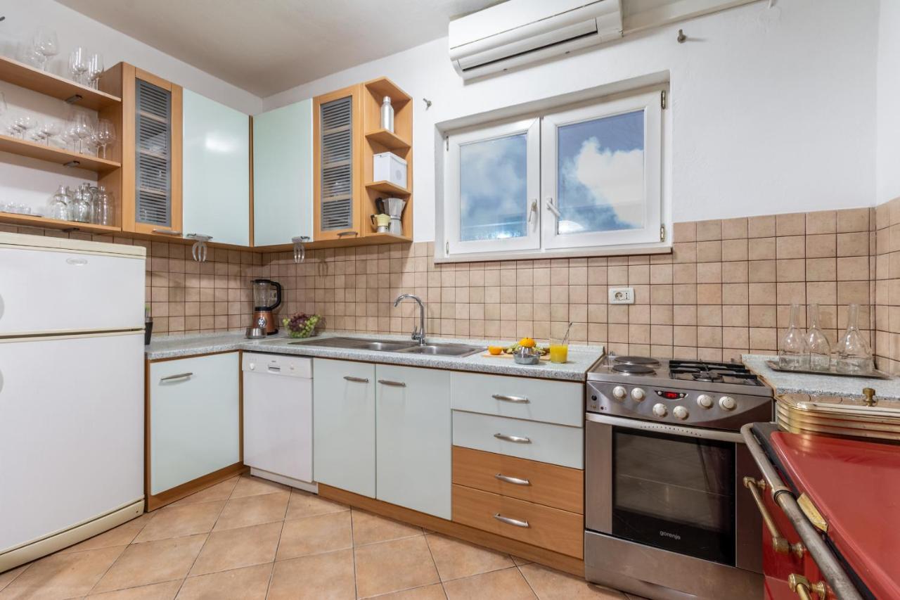Apartment Lota With Heated Pool On Top Location Supetar Zewnętrze zdjęcie